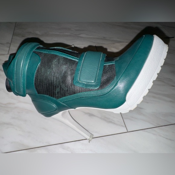 BCBG MAX AZRIA RUNWAY Powe Lug-sole Platform Ankle Day Boots Green Size 7 - Picture 4 of 6